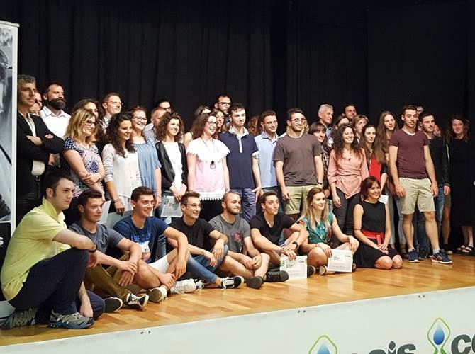 Il Consorzio Elettrico Industriale di Stenico ha consegnato sessantasei premi di studio Edizione numero ventitré dell’appuntamento diventato tradizione e ospitato al Teatro don Bosco di Ponte Arche. A inizio estate, il Ceis, premia i risultati positivi, alcuni di eccellenza, ottenuti da studentesse e studenti durante il proprio percorso formativo.