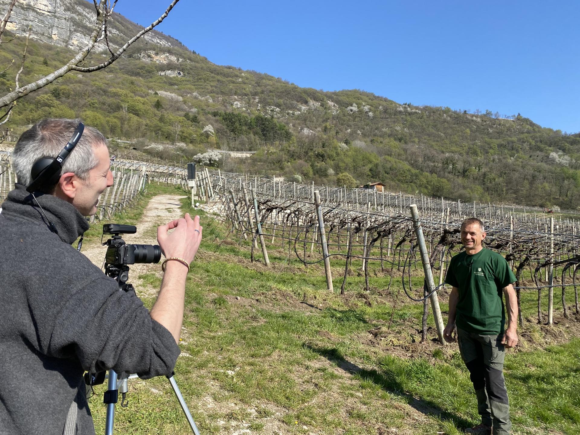 Al via la campagna di sensibilizzazione “Scegli i prodotti trentini. Garantiamo noi” La Federazione Trentina della Cooperazione promuove una campagna di comunicazione per incentivare l’acquisto di prodotti agroalimentari trentini. Una iniziativa - realizzata con il contributo di Promocoop Trentina – in linea con l’hashtag lanciato dalla Provincia autonoma #lamiaterranonsiferma.Da domani il via alla campagna su giornali, tv, radio, siti web e social.Attorno al concetto di “buono, sicuro, sostenibile”, i contenuti in video e grafica mettono in evidenza le testimonianze dei produttori, raccontando la loro giornata nell’ambiente di lavoro, con l’obiettivo di trasferire al consumatore il concetto di prodotti sani, genuini, garantiti da chi li produce e vicini a chi li compra.