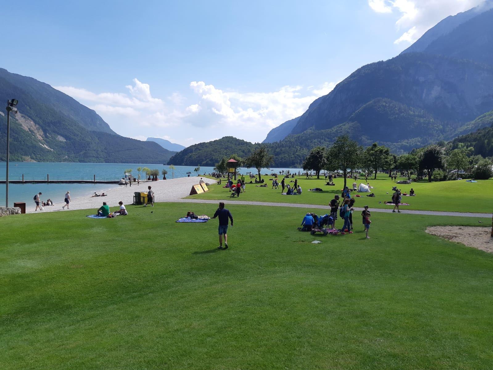Incentivo per la vacanza in Trentino, saranno i clienti a richiederlo alla Provincia
Un bonus vacanza semplice e facile da utilizzare, questo il principio alla base della proposta della Giunta provinciale per l’incentivo a beneficio dei cittadini residenti in Trentino che vorranno soggiornare per almeno 3 notti in una qualsiasi struttura ricettiva della provincia di Trento.
L’incentivo – come già annunciato – prevede un contributo di 50 euro a persona pagante per un soggiorno di almeno 3 notti, cifra che arriva a 100 euro a persona pagante per un soggiorno di 7 notti.