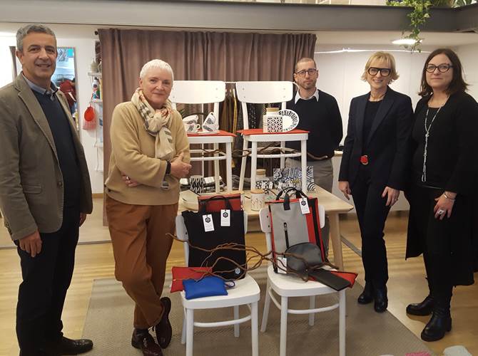 Da sinistra Claudio Nicolussi, direttore, e la professoressa Povoli del Cfp Upt Arco, il direttore di Eliodoro Cristian Aiardi, la presidente di Eliodoro Federica Fuggetti e la Responsabile commerciale Susy Bonollo.