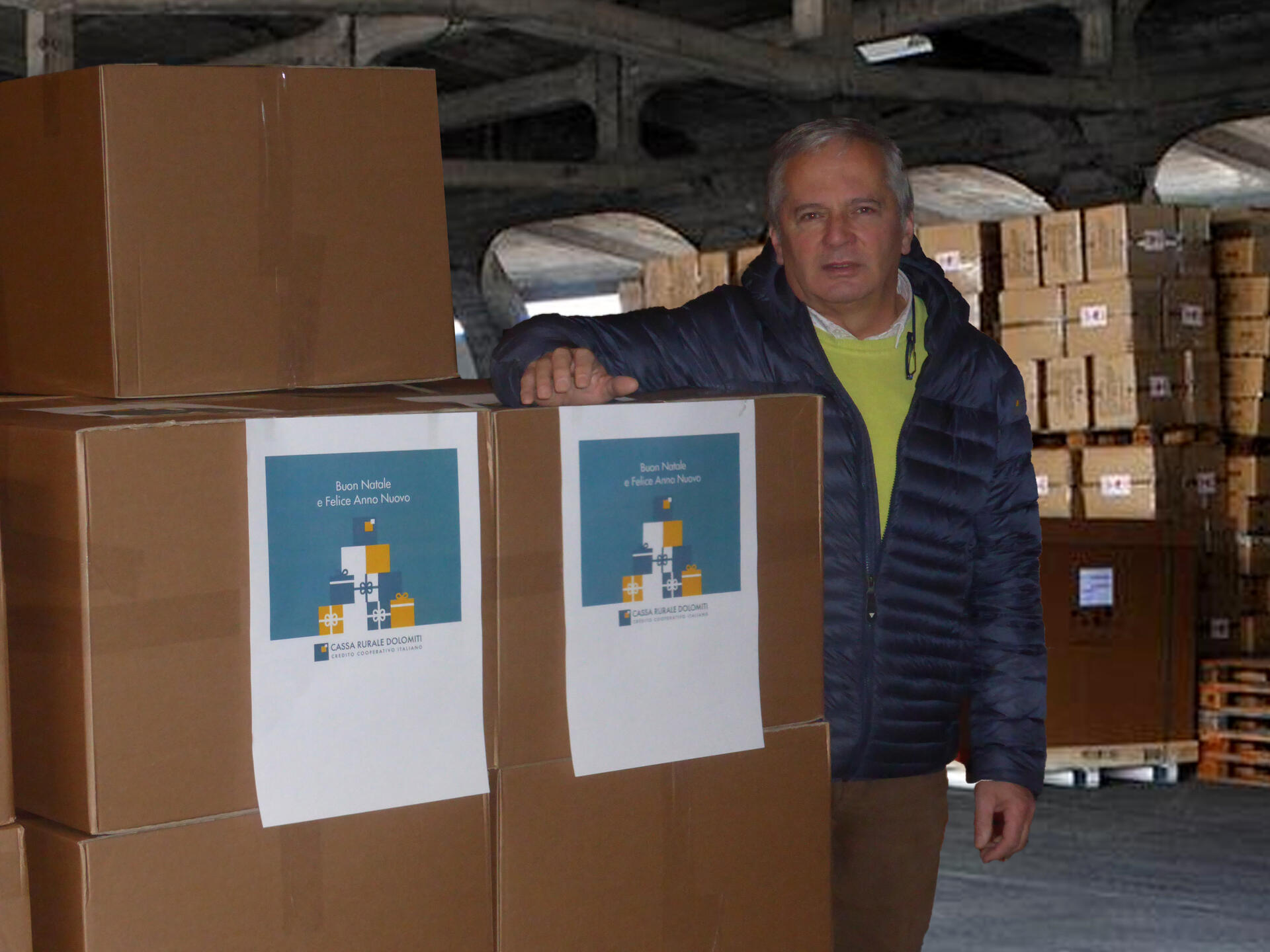 Cassa Rurale Dolomiti consegna 300 pacchi alimentari Un pacco carico di solidarietà. Un aiuto concreto e attivo per 300 famiglie, come sostegno alimentare a tutti quei nuclei familiari che in questo particolare momento storico si sono trovati in difficoltà. La Cassa Rurale Dolomiti ha pensato ad un progetto innovativo per non lasciare sole le famiglie più sensibili.
