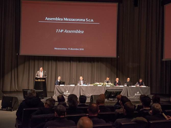 Gruppo Mezzacorona: un'annata ricca di soddisfazioni Si è tenuta la 114ª assemblea generale dei soci del Gruppo Mezzacorona presso il PalaRotari di Mezzocorona.
