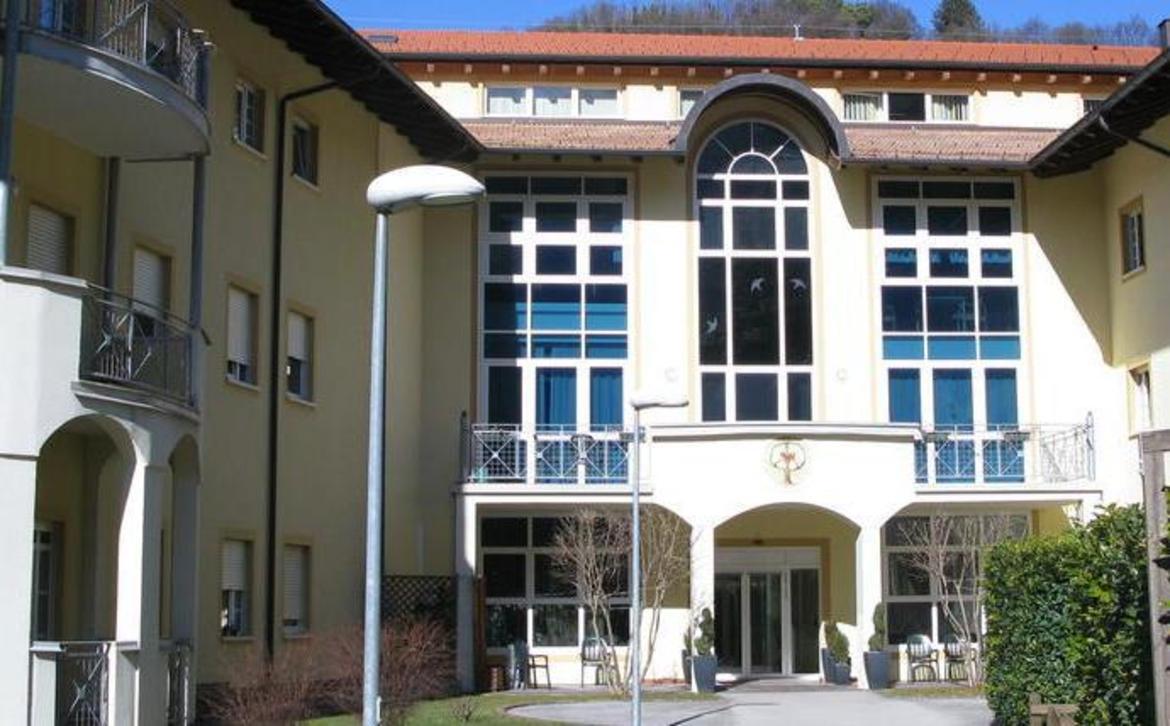 Anziani nelle Rsa: favorire le relazioni Primo incontro fra l'amministrazione provinciale e i rappresentanti del comitato familiari "Rsa Unite" Trentino, che si è da poco costituito. La riunione è servita per discutere e confrontarsi su alcuni temi e problematiche riguardanti gli ospiti delle Rsa e i loro familiari, e per individuare una modalità che consenta di favorire l'aspetto relazionale fra gli anziani, duramente provati da questa pandemia, e i parenti. Fra i presenti, accanto all'assessore alla salute, politiche sociali, disabilità e famiglia, vi erano per Apss il direttore del Dipartimento di prevenzione Antonio Ferro e quello per l'integrazione socio-sanitaria Enrico Nava, nonché alcuni referenti del Dipartimento provinciale sanità.