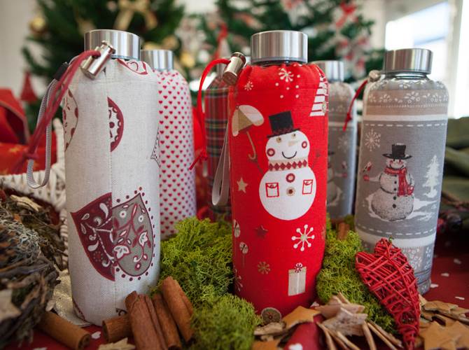 Le 'Formichine' propongono oggetti artigianali in lana, stoffa, carta o feltro Al Laboratorio della cooperativa Punto d'Approdo di Rovereto lavorano donne che stanno affrontando delle crisi di vita profonde (separazioni complicate, violenza...). Per loro creare questi oggetti nel Laboratorio è una scuola di vita e di lavoro che permette loro l’inserimento nel mondo di lavoro con maggior sicurezza, professionalità e abilità.