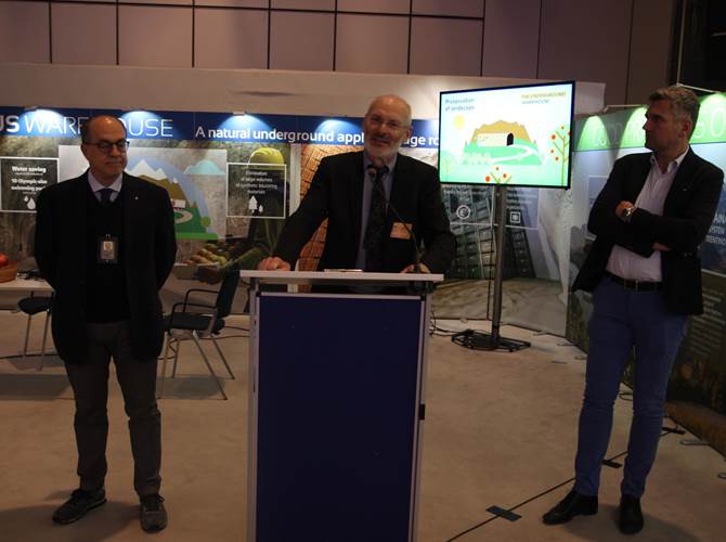 Le celle ipogee di Melinda protagoniste al Parlamento europeo Alla presenza degli europarlamentari, on. Paolo De Castro e Herbert Dorfmann, si è tenuta l’ufficiale audizione in cui è stato illustrato il progetto ipogeo, innovativo metodo di frigo-conservazione delle mele nelle grotte sotterranee delle Dolomiti.