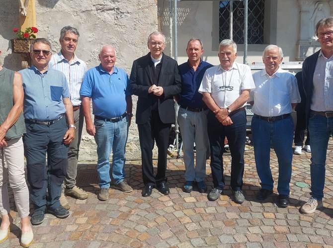 Cardinale Parolin con il gruppo di cooperatrici e cooperatori e il sindaco Depaoli