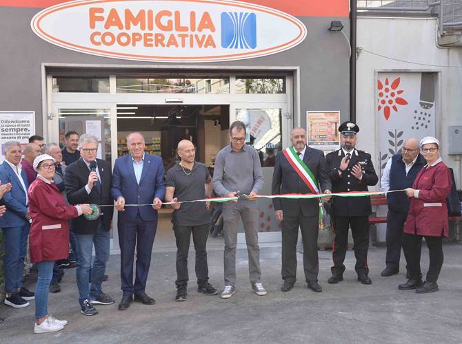Taglio del nastro affidato al presidente Walter Piffer