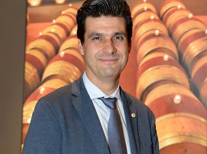 Lorenzo Libera eletto nuovo presidente di Cavit L’Assemblea elettiva dei Soci approva il bilancio di esercizio di Cavit 2017/2018. Il fatturato supera i 190 milioni di euro, in crescita del 4,4%. In ulteriore aumento la remunerazione per i soci viticoltori. Solida capitalizzazione a garanzia dei futuri sviluppi e investimenti.