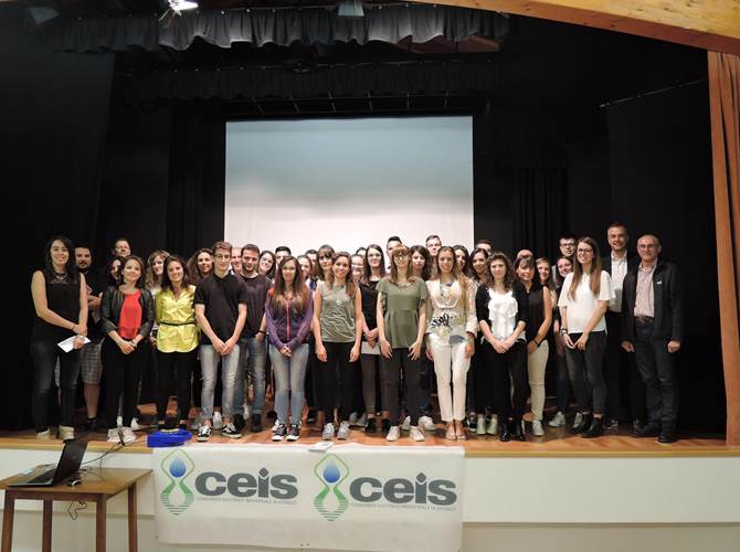 A una settantina di giovani gli incentivi allo studio del Consorzio Elettrico di Stenico Il Teatro don Bosco di Ponte Arche ha ospitato la cerimonia di consegna degli incentivi allo studio assegnati dal Consorzio Elettrico Industriale di Stenico a sessantasette giovani diplomati e laureati.