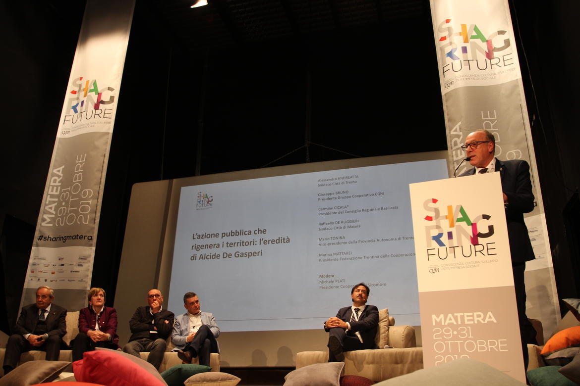 Ricordata a Matera la figura di Alcide De Gasperi “De Gasperi, con l’esempio della sua azione, con la tenacia e la coerenza con cui portò avanti il suo impegno politico, ci insegnò il valore dell’unità e del dialogo”. Così il vicepresidente della Provincia autonoma di Trento, Mario Tonina, intervenuto, in mattinata, a Matera alla convention del Consorzio Nazionale della Cooperazione sociale Gino Mattarelli (CGM), nel corso della quale è stata ricordata la figura di Alcide De Gasperi e gli insegnamenti che lo statista trentino ha lasciato.
