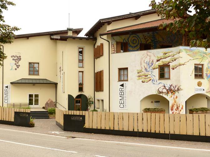 Visioni future per Cembra Cantina di Montagna Perseguire la qualità in vigna e in cantina, valorizzando al tempo stesso l’integrità e l’autenticità del territorio: questa è la missione di Cembra Cantina di Montagna, un percorso iniziato sin dalla sua fondazione nel 1952 e che oggi vuole raggiungere nuovi apici. Da questa importante premessa è nato un tavolo di lavoro che si pone come momento di confronto tra lo staff tecnico e manageriale della cantina e autorevoli esperti del settore vinicolo: Carlo Ferrini e Daniele Cernilli. L’obiettivo è elevare la cantina a nuovi orizzonti e trasformare la Val di Cembra in una destinazione-gioiello per l’intero Trentino.