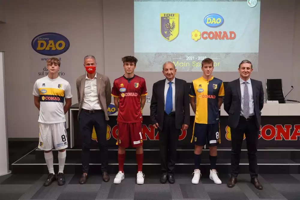 Da sinistra Nicola Webber (Direttore Operativo del Gruppo DAO), Ezio Gobbi (Presidente del Gruppo DAO) e Alessandro Penasa (Direttore Generale del Gruppo DAO)