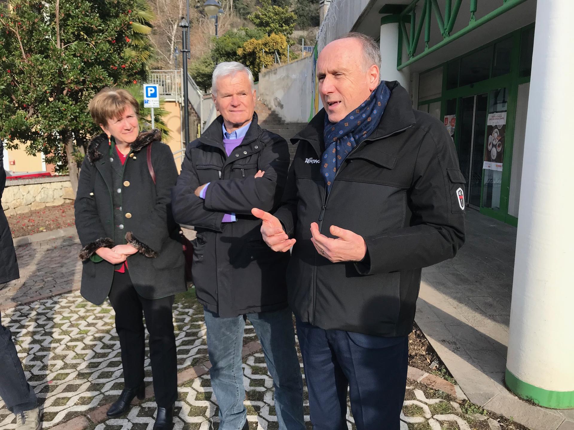 A Drena la cerimonia per i vent'anni del primo “multiservizi” d'Italia A vent'anni dall'apertura, l'amministrazione comunale di Drena ha voluto ricordare questa mattina attraverso una breve cerimonia quell'evento importante per la piccola comunità montana dell'alto Garda.Tonina: “Investire nei servizi per le piccole comunità del Trentino è strategico”