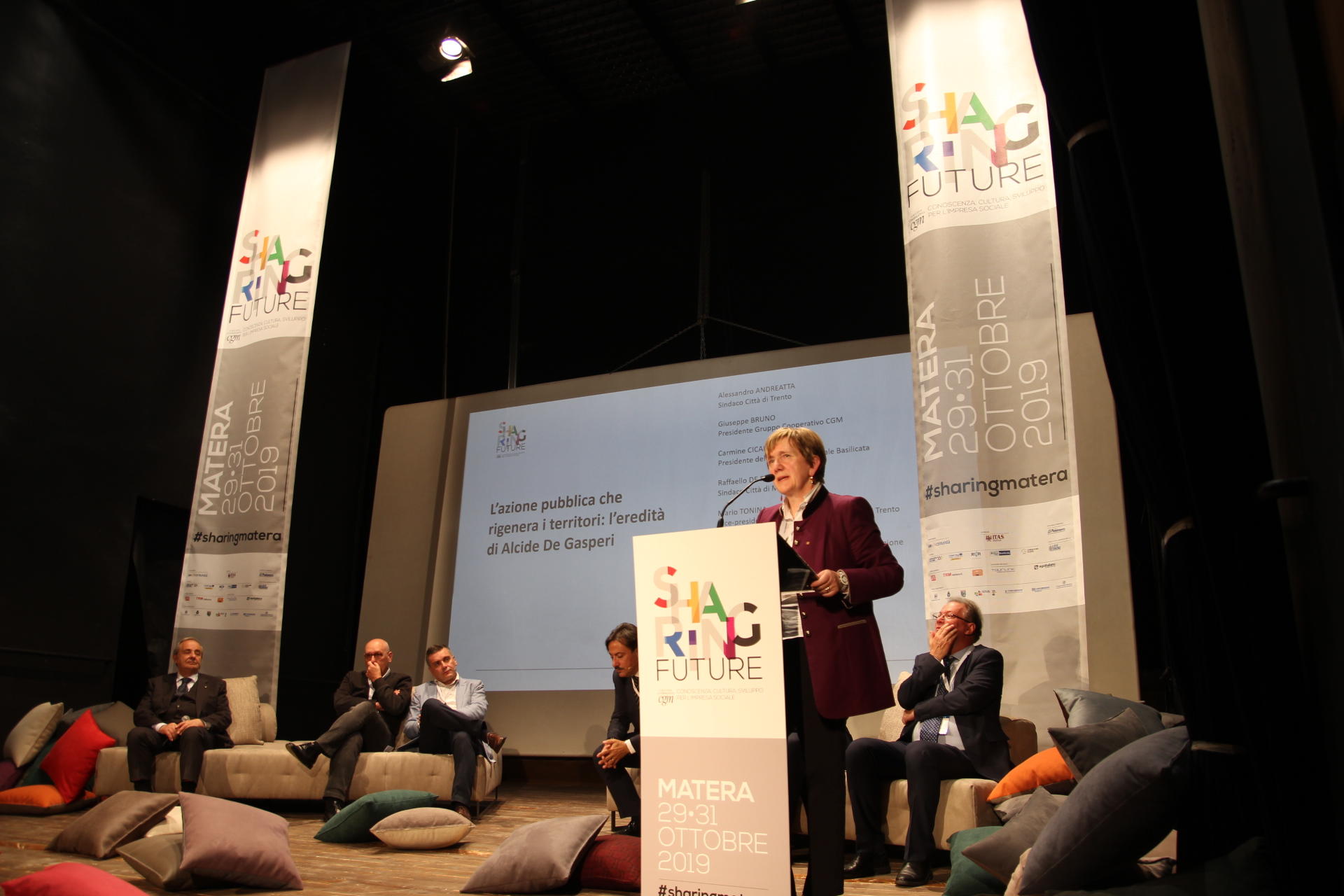 Trento a Matera: De Gasperi, la Costituzione e la cooperazione. Un legame riscoperto Lo statista trentino è stato ricordato oggi a Matera in un incontro promosso dalla cooperazione trentina per rilanciare un legame forte con la città della Basilicata, quest’anno capitale della cultura.Sul palco del meeting del gruppo cooperativo Cgm che si interroga sul futuro la Giudice Costituzionale Daria De Pretis ha parlato agli studenti liceali di Trento e Matera, il sindaco di Trento Alessandro Andreatta ha ricordato gli anni giovanili in cui De Gasperi fu consigliere comunale del capoluogo, il vicepresidente della Provincia autonoma Mario Tonina ha ripercorso la figura di statista e di cooperatore, e la presidente Marina Mattarei ha sottolineato l’importanza di creare ponti e reti aperte.