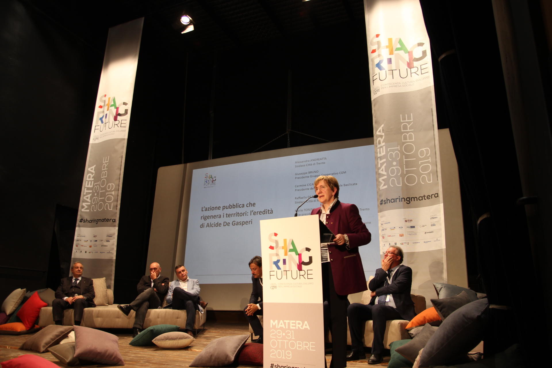 Lo statista trentino è stato ricordato oggi a Matera in un incontro promosso dalla cooperazione trentina per rilanciare un legame forte con la città della Basilicata, quest’anno capitale della cultura.Sul palco del meeting del gruppo cooperativo Cgm che si interroga sul futuro la Giudice Costituzionale Daria De Pretis ha parlato agli studenti liceali di Trento e Matera, il sindaco di Trento Alessandro Andreatta ha ricordato gli anni giovanili in cui De Gasperi fu consigliere comunale del capoluogo, il vicepresidente della Provincia autonoma Mario Tonina ha ripercorso la figura di statista e di cooperatore, e la presidente Marina Mattarei ha sottolineato l’importanza di creare ponti e reti  aperte.