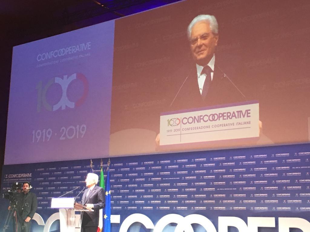 Celebrati a Roma, al Parco della musica, i 100 anni di Confcooperative, alla presenza del Presidente della Repubblica, Sergio Mattarella, e del premier Giuseppe Conte.Mattarella: &quot;la cooperazione dimostra l’importanza delle formazioni sociali e dei corpi intermedi. La vita sociale e pubblica non può esaurirsi nella dicotomia pubblico-privato&quot;.Gardini: &quot;dopo il giusto orgoglio è tempo di responsabilità. Non c’è progresso se resta indietro la gente&quot;.Premiate due cooperative trentine, un caseificio e una Famiglia cooperativa.