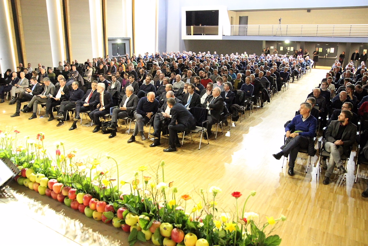 Alla Cocea di Taio si è svolta la seconda tappa del “Progetto Trentino Frutticolo Sostenibile”.Tra gli ospiti, Oscar Farinetti di Eataly e i rappresentanti del mondo scientifico, politico e civile.Ugo Rossi Presidente Provincia Autonoma di Trento: “Sostenibilità per un territorio come il nostro significa saper tramandare ai nostri figli un ambiente intatto”.Su cooperazione.tv: - l'intervista a Oscar Farinetti  - Paolo De Castro presenta le novità 2018 in tema di politiche agricole Ue  - una sintesi dei temi trattati al convegno  