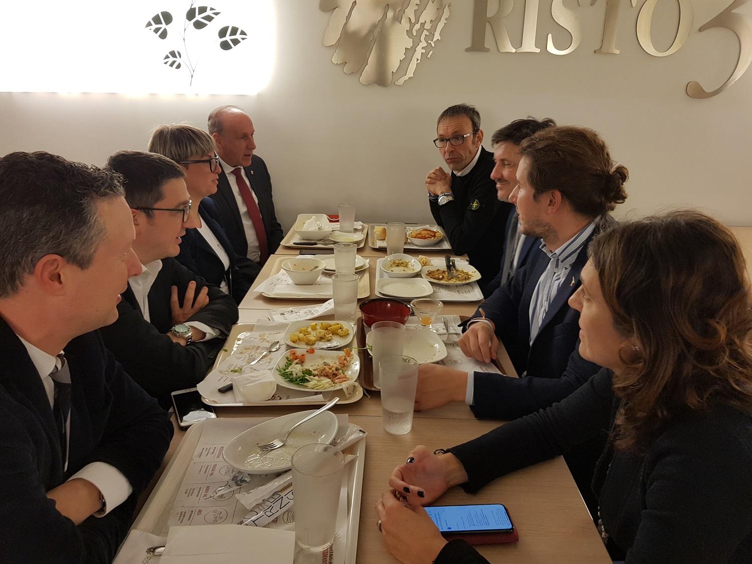 La Giunta a pranzo in mensa: “Nessun problema a frequentare luoghi pubblici” Ha scelto una mensa molto popolare anche fra i dipendenti della Provincia la Giunta provinciale, per la sua “pausa-pranzo” delle 13. Una scelta non casuale, naturalmente.