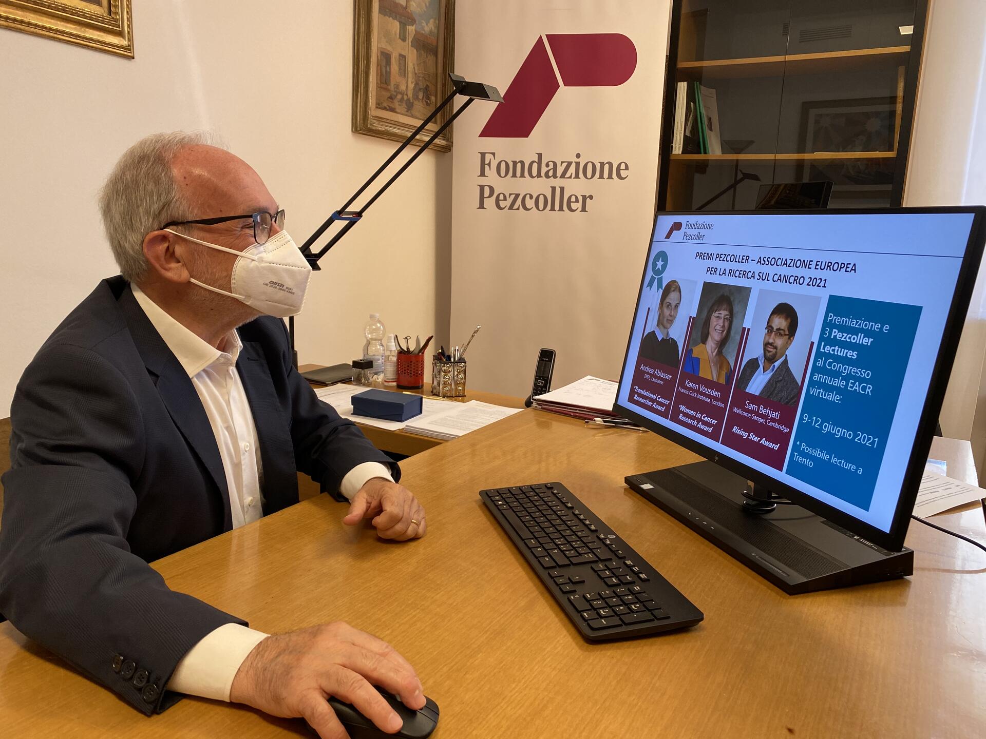 Lotta al cancro: assegnati i tre premi europei (due inediti) alla ricerca Novità nel 2021. La Fondazione Pezcoller conferma il premio Pezcoller per il giovane ricercatore europeo (in collaborazione con l’associazione europea di ricerca sul cancro - EACR) e lo rende annuale, ed inoltre istituisce per la prima volta due nuovi riconoscimenti: uno specifico alle donne nella ricerca ed uno al giovane promettente ad inizio carriera.Questi i vincitori, tra la Svizzera e il Regno Unito: il premio ai giovano ricercatori va alla prof.ssa Andrea Ablasser di Losanna, il riconoscimento alle donne nella ricerca sul cancro alla prof.ssa Karen Vousden di Londra e quello ai giovani ricercatori ad inizio carriera al dott. Sam Behjati, di Cambridge.I vincitori saranno presentati al congresso europeo dell’EACR a giugno.