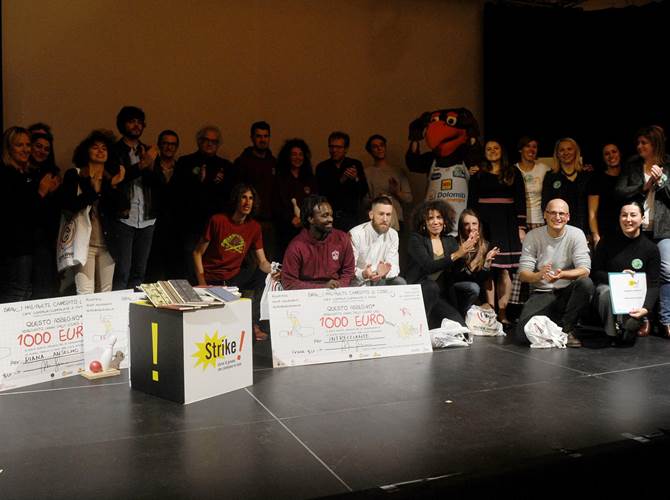 “Strike!” Progetti di giovani che cambiano il mondo Il concorso premia le iniziative di successo di giovani tra 18 e 35 anni residenti nelle province di Trento, Bolzano, Sondrio, Brescia, Verona, Vicenza e Belluno. I tre vincitori riceveranno un premio di 1.000 euro ciascuno per promuovere ulteriormente tra i giovani il loro strike. A questi si aggiungono il premio del pubblico, 500 euro, e il premio “Storytelling” in collaborazione con il partner Favini. La finale si svolgerà il 21 novembre.