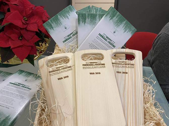 “Taglieri Vaia” a Natale 2019 In Trentino, il latte fa bene alla foresta L’iniziativa è stata presentata, stamani, durante una conferenza stampa alla presenza dei vertici del Consorzio di secondo grado del settore lattiero caseario trentino e della Giunta Provinciale di Trento.