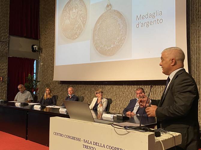 Igp – Mele del Trentino, un riconoscimento di valore all’intera filiera melicola trentina Le mele trentine possono utilizzare il marchio Igp, acronimo di Indicazione Geografica Protetta. Il riconoscimento ufficiale da parte della Commissione europea.Interessa otto varietà di mele prodotte sul territorio trentino. Stamani, alla sede della Cooperazione Trentina, la conferenza stampa di presentazione.Michele Odorizzi (Melinda): un percorso lungo e tortuoso, finalmente concluso positivamente.Rodolfo Brochetti (la Trentina): il marchio contribuirà ad unire e rafforzare il settoreL’ass. Giulia Zanotelli: importanti ripercussioni anche sul turismo.Patrizia Gentil (Federazione): una bella pagina di cooperazione
