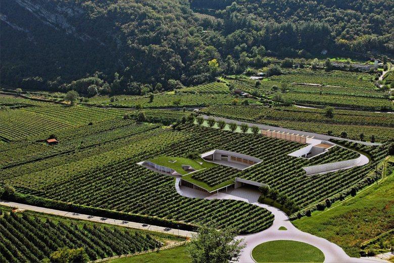 Oggi in Federazione riunione dei consiglieri e sindaci della cantina. Condivisa l’opportunità che sia un soggetto terzo a gestire questa delicatissima fase, per il bene della cantina e l’interesse dei soci. Una posizione maturata dopo una serie di confronti di approfondimento in Federazione. Sulla necessità di proporre il commissariamento concordano entrambi i candidati alla presidenza Gazzini e Moscatelli.Il consiglio si presenterà dimissionario all’assemblea di sabato prossimo, che si svolgerà regolarmente per l’approvazione del bilancio di esercizio.Fezzi: piena fiducia nell’operato della magistratura. Auspichiamo che sia fatta chiarezza quanto prima, per poter riaffidare ai soci la gestione della cantina.