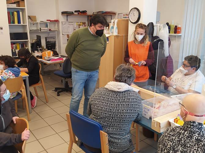 Il sindaco di Rovereto, Francesco Valduga, durante la sua visita alla cooperativa sociale Guardini