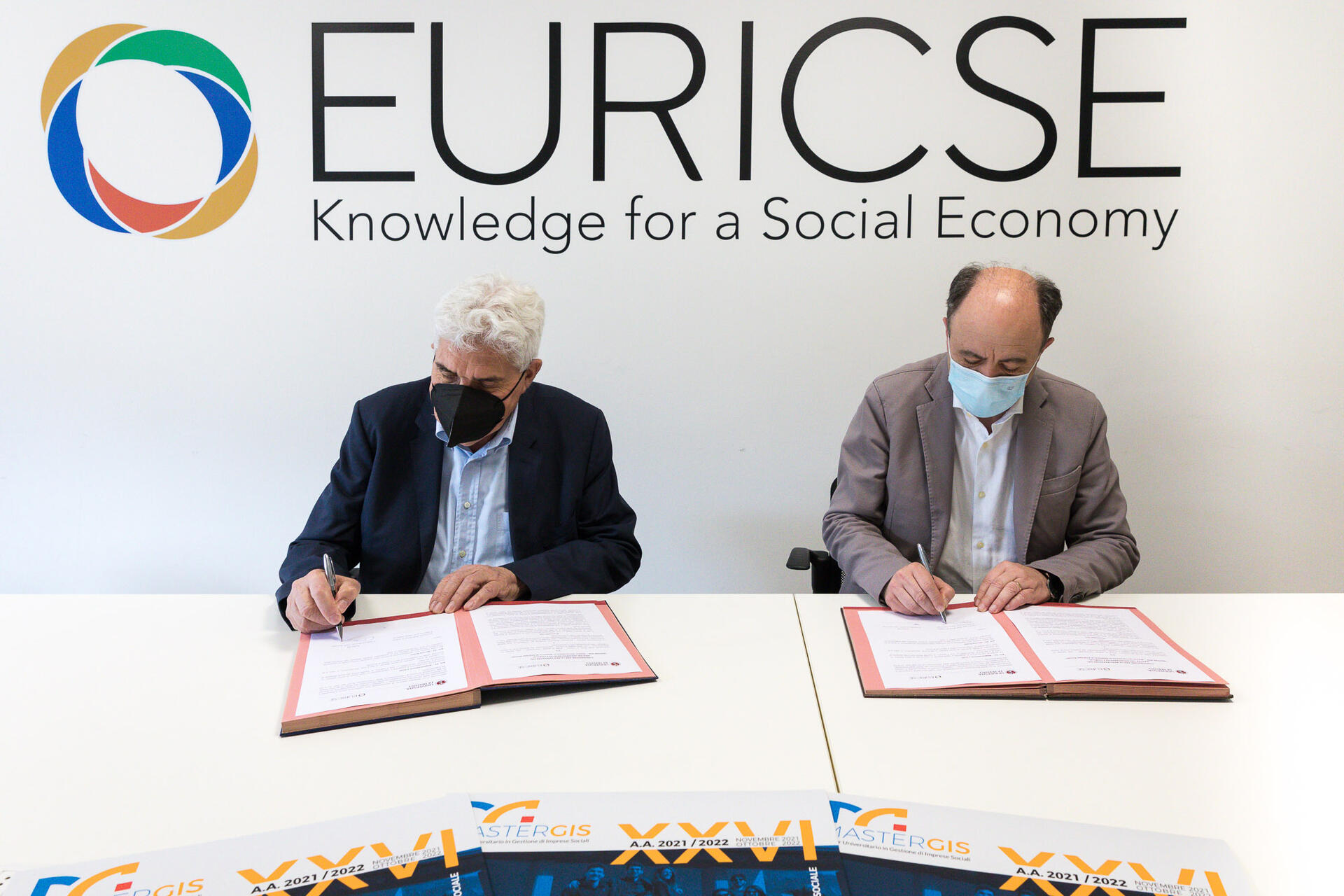 Manager del sociale, la community degli ex-corsisti Master GIS a quota 400 Agricoltura sociale, finanza etica, servizi socio-assistenziali ed educativi, inserimento lavorativo di persone svantaggiate: questi sono solo alcuni dei settori nei quali i 400 diplomati del Master in Gestione di imprese sociali hanno trovato occupazione al termine del percorso formativo curato da Euricse e dall’Università di Trento. Oggi, contestualmente alla firma della convenzione triennale che regolamenta i rapporti tra l’istituto di ricerca e l’ateneo, sono state aperte le iscrizioni per la 26° edizione ed è stato annunciato per il prossimo 10 giugno l’Open Day virtuale di presentazione delle novità e delle attività in programma.