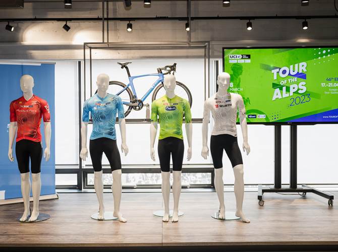 Le maglie di leader del Tour of the Alps 2023 (Credits Giacomo Podetti)