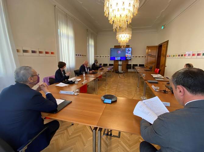Mediocredito, Senesi: siamo banca territoriale di eccellenza Oggi ultima riunione del Consiglio in scadenza. Lunedì prossimo l’assemblea degli azionisti di Mediocredito del Trentino Alto Adige sancirà il nuovo corso nella governance dell’istituto di via Paradisi. Il bilancio del presidente Franco Senesi che lascia dopo 18 anni.“La banca è cresciuta molto, in piena sintonia con Casse Rurali e Raiffeisen. Lascio un istituto dai conti in perfetto ordine. Mediocredito è da sempre un istituto territoriale, mi auguro lo sia anche in futuro”.