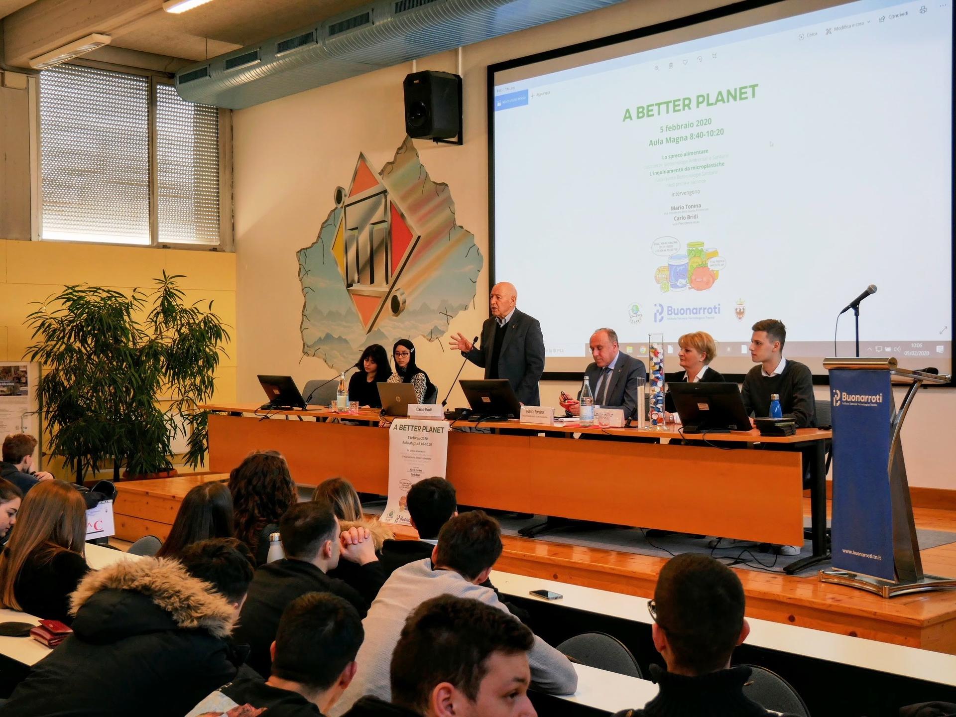 “A better planet”: la giornata contro lo spreco alimentare "Su temi così importanti per il nostro futuro è giusto che chi oggi ha una responsabilità politica debba essere capace di ascoltare e di tradurre in proposta le sollecitazioni che provengono dai giovani”. Così il vicepresidente della Provincia, intervenuto oggi presso l’Istituto Buonarroti di Trento, alla 7^ giornata nazionale di prevenzione dello spreco alimentare. L'iniziativa è stata organizzata dall'Istituto su proposta dell’associazione ASSFRON, nata per dare un contributo teso a far crescere fra insegnanti e studenti la cultura e la sensibilità sulle tematiche della solidarietà, della pace, dei diritti, dell'ambiente e della biodiversità.