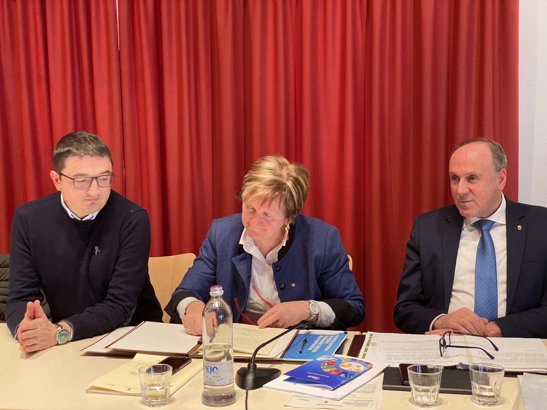 Provincia e Federazione Trentina della Cooperazione: nuovi impegni per la crescita della comunità trentina Firmato stamani tra il presidente della Provincia autonoma Maurizio Fugatti e la presidente della Federazione Marina Mattarei il protocollo di collaborazione