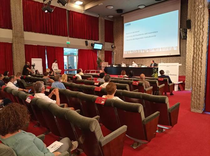 Segnana e Spinelli ad Anffas: “Grazie per il vostro impegno, siete il pilastro del nostro welfare” Un apprezzamento per la qualità e l’intensità dell’impegno di Anffas nell’assicurare alle persone con disabilità percorsi di inclusione sociale e lavorativa, che diano loro la possibilità di realizzarsi e di essere protagonisti della convivenza civile sul nostro territorio. Lo hanno espresso, a nome dell’intera Giunta provinciale, nei loro interventi gli assessori Stefania Segnana e Achille Spinelli, presenti all’assemblea annuale dell’associazione che da quasi 60 anni opera in Trentino per andare incontro e sostenere i bisogni di chi è più fragile.