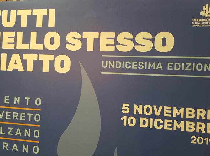 Tutti nello stesso piatto 2019 (video)ricette per il cambiamento L’undicesima edizione di Tutti Nello Stesso Piatto, il festival di cinema, cibo e video diversità organizzato dalla cooperativa Mandacarù, sarà dedicata ai cambiamenti. Dal 5 novembre al 10 dicembre, a Trento, Rovereto, Dro, Bolzano e Merano 25 appuntamenti serali, con 36 film e documentari, un reportage fotografico ed uno spettacolo teatrale.