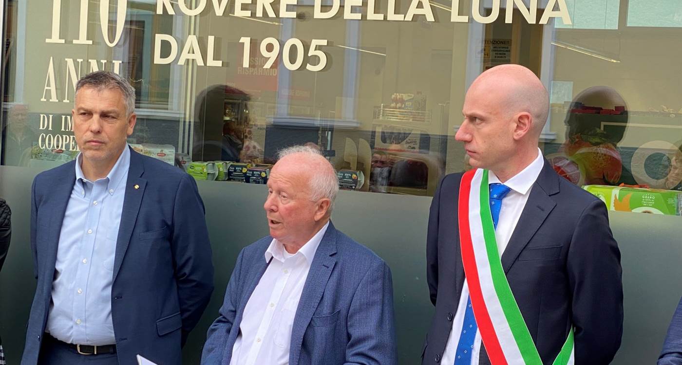 Il presidente Arrigo Dalpiaz durante la sua relazione. A sinistra nella foto Germano Preghenella vicepresidente Cooperazione Trentina. A destra il vicesindaco di Roverè della Luna Denis Dalpiaz.