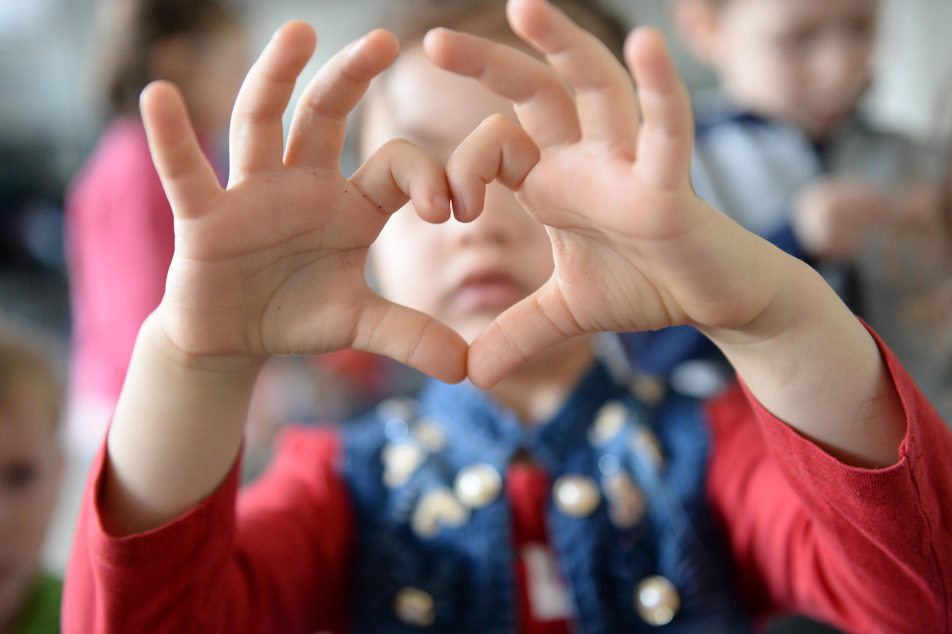 Una decima edizione per e con le scuole fra tradizione e sperimentazione: dagli atelier artistici alle rappresentazioni teatrali, dalle pratiche di mindfulness alle sfide di retorica, passando per lo storytelling e la valenza didattica dei giochi di ruolo. Tutti gli appuntamenti hanno declinato il tema 2019 Scuola - Famiglia: un gioco di squadra cercando di partire dalla voce e dalle proposte di studenti e insegnanti, quest’anno più che mai coinvolti non solo nella fruizione ma anche nella progettazione e nell’organizzazione degli incontri del festival.