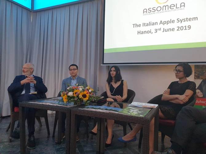La missione di Assomela apre nuove prospettive di esportazione delle mele italiane in Asia Dopo l’evento di presentazione delle mele italiane in Malesia, attraverso il progetto Apple Life From Europe promosso dai maggiori consorzi produttori di mele del Trentino Alto Adige e cofinanziato dalla Commissione Europea, la missione di Assomela è continuata con il supporto diretto delle autorità italiane e delle diverse Istituzioni in Thailandia, a Taiwan ed in Vietnam, tre Paesi in cui le negoziazioni per l’apertura dei mercati sono in fase di avanzata discussione.