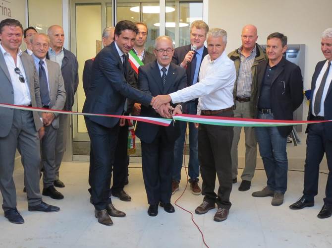 Cassa Rurale Vallagarina: taglio del nastro a Velo e Caprino Veronese Domenica 6 e sabato 19 ottobre l’Istituto di credito cooperativo con sede in Ala di Trento è atteso a una doppia inaugurazione: taglio del nastro a Velo Veronese del punto operativo self service, a Caprino Veronese della rinnovata filiale full service.