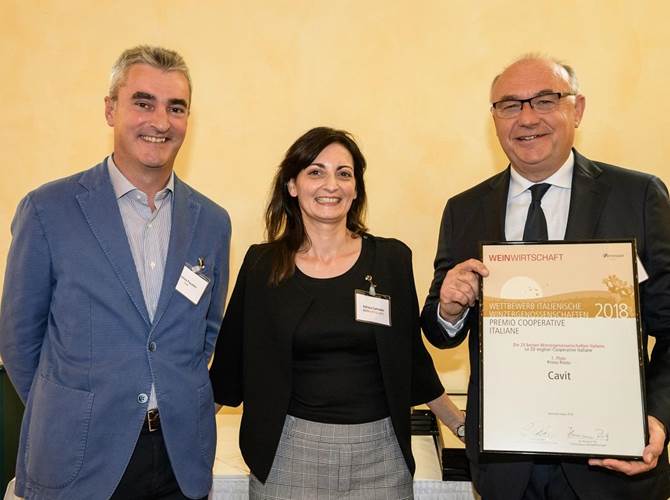 Cavit eletta “Migliore Cantina Cooperativa d’Italia 2018” Si è tenuta ieri a Deidesheim in Germania la Premiazione del prestigioso concorso indetto ogni anno dalla storica testata enologica Weinwirtschaft, che ha riconosciuto a Cavit il primo posto della Classifica ‘Top 20 Cooperative e Cantine Sociali Italiane’.