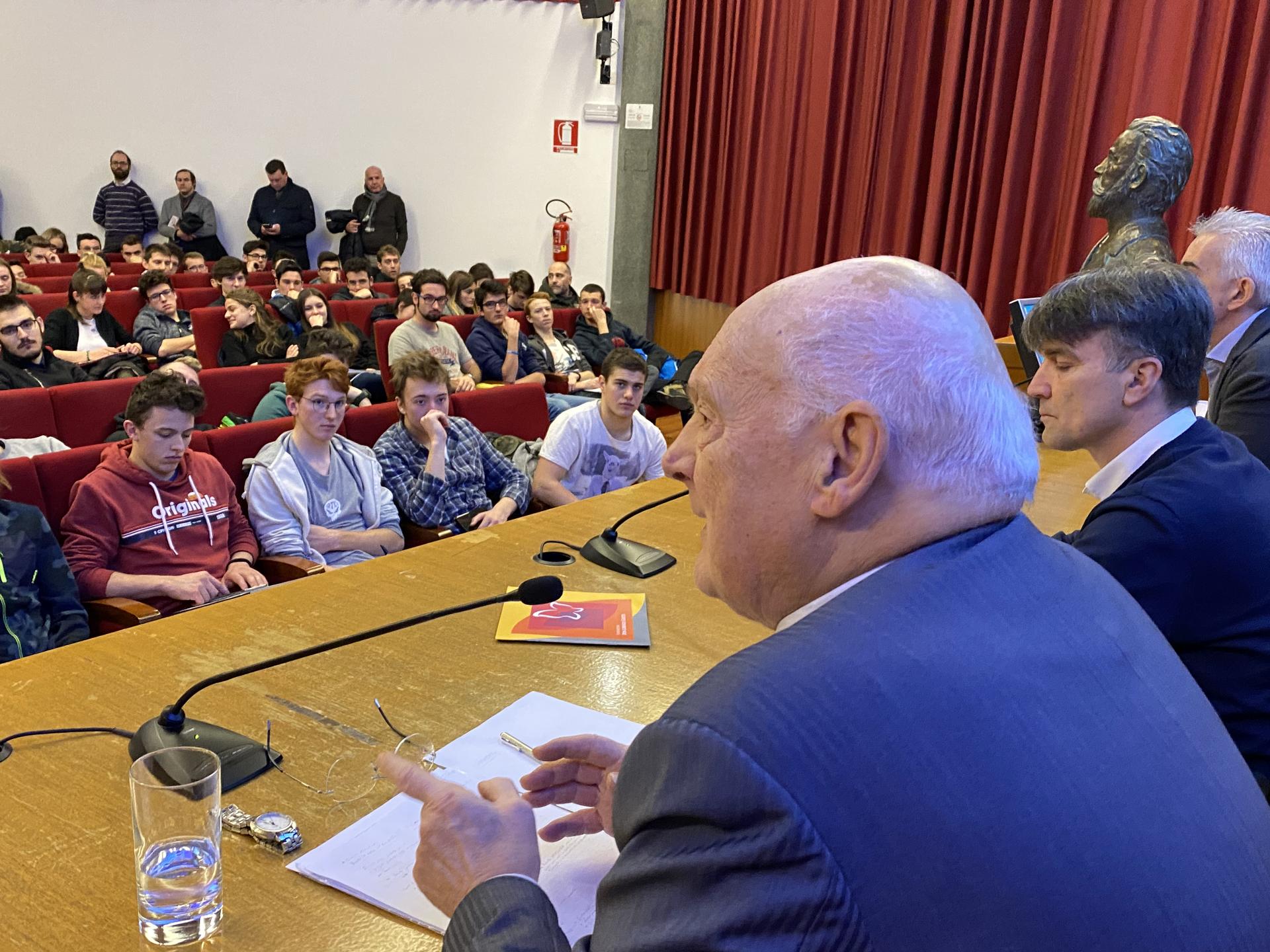 Il presidente dell’Accademia Pontificia di Scienze sociali, e uno dei più ascoltati consiglieri del Pontefice sui temi economici, Il prof. Stefano Zamagni, ha tenuto oggi una lezione sull’economia civile in preparazione dell’incontro di Assisi convocato da Papa Francesco a marzo. “Diamo un’anima all’economia”.Il presidente della Fem Andrea Segrè: “serve un nuovo equilibrio tra economia ed ecologia”. Il presidente della Fondazione don Guetti Fabio Berasi: “la lezione di don Guetti per promuovere un nuovo modello di convivenza”