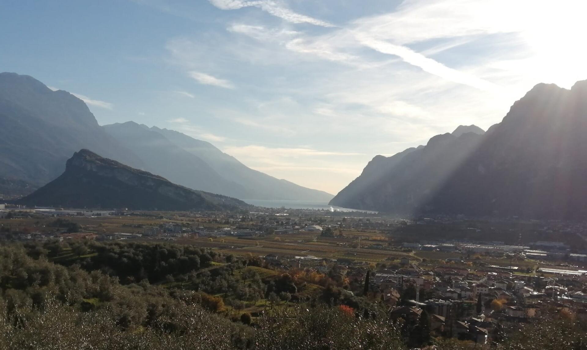 Cambiamento climatico, approvato il programma di lavoro “Trentino Clima 2021-2023” Su proposta dell’assessore all’ambiente Mario Tonina, la Giunta provinciale ha approvato, in via preliminare, il programma di lavoro “Trentino Clima 2021-2023” come atto di indirizzo in vista dell’adozione di una “Strategia Provinciale di Mitigazione e Adattamento ai Cambiamenti Climatici”. La Giunta ha inoltre individuato l’Agenzia provinciale per la protezione dell’ambiente quale soggetto responsabile del coordinamento e della realizzazione del programma. La sfida dei cambiamenti climatici interessa anche il territorio del Trentino, all’interno della più ampia area dell'arco alpino.