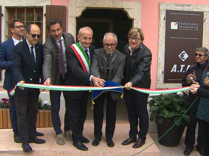 Cassa Rurale Vallagarina: taglio del nastro a Velo Veronese Inaugurato stamani lo sportello self dell’istituto di credito cooperativo con sede ad Ala richiesto dalla comunità di Velo Veronese.