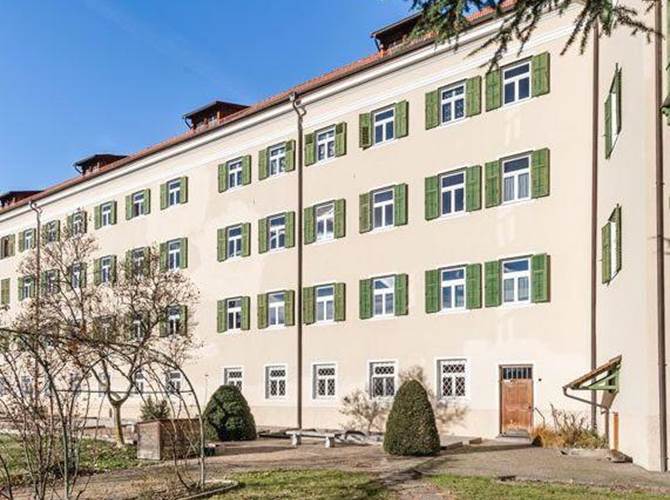 CLA, affidata la gestione di due convitti a Bressanone Vinto l’appalto da 1 milione di euro all’anno per la gestione di 180 posti letto in pensione completa con il supporto pedagogico. Coinvolte le cooperative Risto3, Lagorai, Multiservizi e CSU (Cooperativa Servizi Urbani), nuova associata altoatesina. 19 le persone impiegate. Garantita la clausola sociale (anche se non prevista dall’appalto).