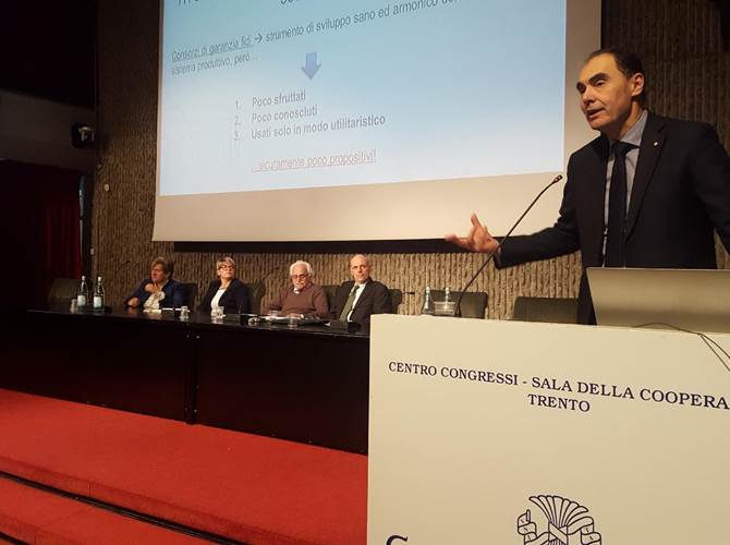 Consorzi di miglioramento fondiario Protocollo di intesa con le Casse Rurali I contenuti sono stati presentati durante l’incontro ospitato alla Sala della Cooperazione.Mattarei: questo è un modello da difendere e valorizzare. Le Casse Rurali ossatura dello sviluppo delle nostre comunità.Michele Sartori (Cooperfidi): accordo importante perché attiva strumenti e risorse di sistema a vantaggio di tutto il settore agricolo.