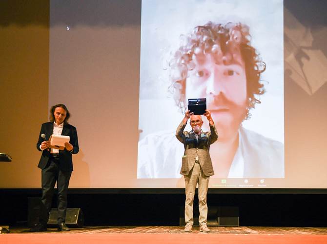 Vola nella scuola tra le più remote al mondo la Lessinia d’Oro il massimo riconoscimento del Film Festival della Lessinia Per il lungometraggio L’Apprendistato (Italia 2019), il regista romano Davide Maldi ha ricevuto il Premio della Cassa Rurale Vallagarina, assegnato al miglior film sulle Alpi.