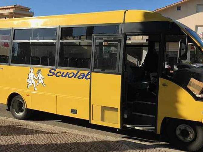 Trasporto scolastico: l'esperienza del Trentino un modello per la normativa nazionale L'esperienza trentina nella gestione del trasporto scolastico, dalle scuole dell'infanzia fino alla scuola primaria di secondo grado, diventa un modello per l'Italia. L'UNI-Ente Italiano di Normazione ha deciso infatti di partire dal Trentino, unico territorio che, in virtù dell'Autonomia speciale, gestisce il servizio su base locale, per dare il via ad un percorso che porterà alla creazione di vere e proprie norme di riferimento nazionali relative al trasporto scolastico. E' stata avviata una fase di confronto a cui seguirà una consultazione pubblica con la partecipazione di tutti gli attori del settore, che potranno offrire il loro qualificato contributo.