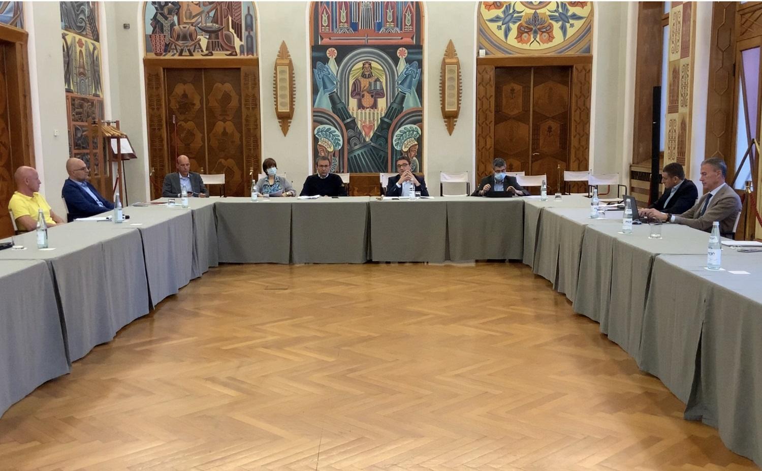 Negozi e chiusure domenicali: confronto con le categorie in Provincia Serie di incontri in Piazza Dante a Trento per affrontare il tema delle chiusure dei negozi la domenica, provvedimento proposto nell’ultima seduta dalla Giunta provinciale che ha approvato un disegno di legge in materia, sostenendo nel contempo l’ordinanza con cui il presidente Fugatti ha comunque prolungato fino a fine mese le chiusure in regime di emergenza Coronavirus.
