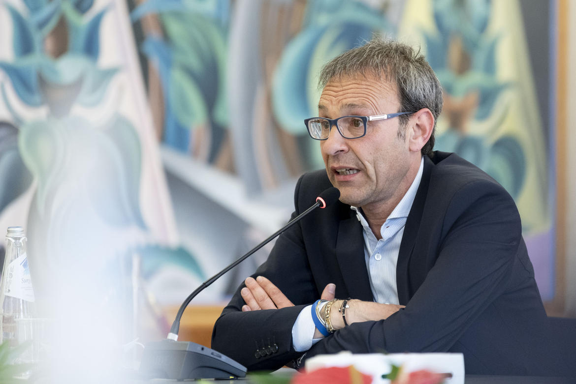 “Turismo, il Trentino torna in campo per vincere con il gioco di squadra” “Il Trentino torna in campo-Siamo pronti a ripartire!”. É questo il titolo dell’evento voluto dall’assessore provinciale al turismo Roberto Failoni alla vigilia della nuova stagione turistica estiva, che vedrà il territorio trentino nuovamente protagonista in campo nazionale e internazionale dopo lo stop forzato dello scorso inverno. Ad organizzarlo è Tsm-Trentino School of Management, ovvero l’ente di formazione della Provincia autonoma, che lo proporrà in diretta martedì 25 maggio (inizio alle 17:00) sui propri canali facebook e youtube.