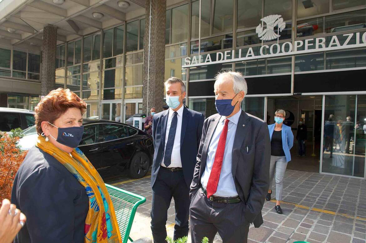 Agricoltura, la ministra Bellanova in cooperazione: l’agricoltura è strategica La ministra alle politiche agricole Teresa Bellanova ha incontrato in Federazione il mondo agricolo cooperativo ed il coordinamento imprenditori.Le sfide dell’agricoltura: produrre cibo e recuperare il territorio. Il valore del made in Italy.La ministra: “l’agricoltura che stiamo costruendo non è quella del ritorno alla zappa, ma una opportunità imprenditoriale che ha bisogno di competenze e che può dare reddito.Il contratto di rete realizzato in Trentino è una buona pratica che occorre diffondere sul territorio nazionale”.